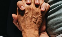 Терапевт назвал первые признаки деменции