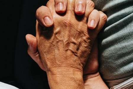 Терапевт назвал первые признаки деменции