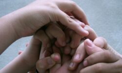 Доктор Александр Мясников назвал один из симптомов артрита кистей рук