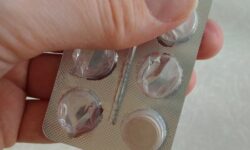 Доктор Александр Мясников предупредил россиян о распространенной ошибке при приеме обезболивающих