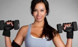 Для красивой осанки: 10 упражнений на плечи, доступных в домашних условиях (ВИДЕО)